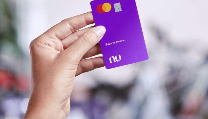 1746626697-mao-segurando-cartao-nubank-ptbr-hero-product-desktop.jpg