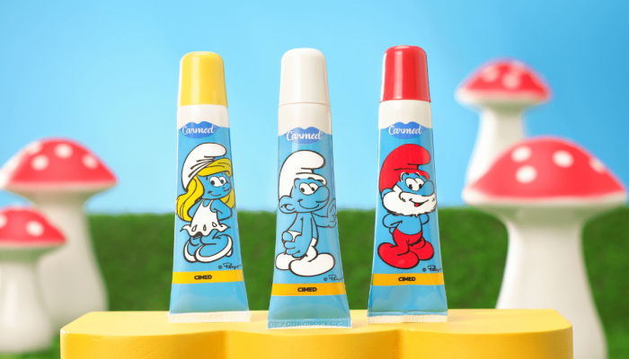 Carmed-lanca-protetor-labial-em-edicao-colecionavel-dos-Smurfs-min.png