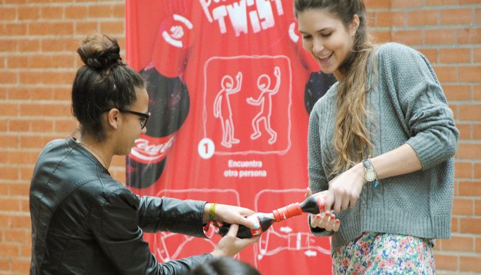 Coca-Cola-Friendly-Twist-garrafa-que-so-abre-em-dupla-para-incentivar-interacao-entre-calouros-na-fa.jpeg
