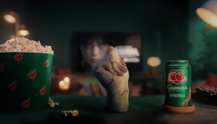 Guarana-Antarctica-entra-no-universo-de-Wandinha-com-jingle-iconico-e-latas-sombrias-em-edicao-limit.png