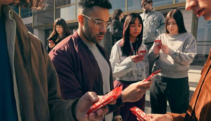 KitKat-troca-celulares-por-chocolate-em-campanha-que-convida-a-pausar-as-telas.jpg