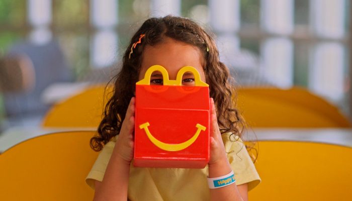 McDonalds-transforma-caixa-do-McLanche-Feliz-em-ferramenta-de-triagem-ocular.jpg