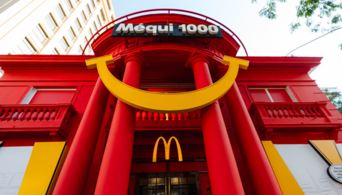 Mequi-1000-se-transforma-em-McLanche-Feliz-gigante-para-acao-especial-de-ferias.png