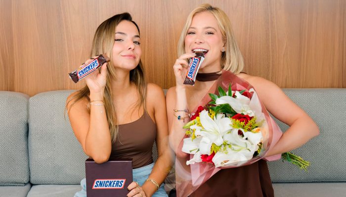 SNICKERS®-transforma-unfollow-entre-Camila-Trianda-e-Luisa-Alvarenga-em-acao-sobre-os-efeitos-da-fom.jpeg