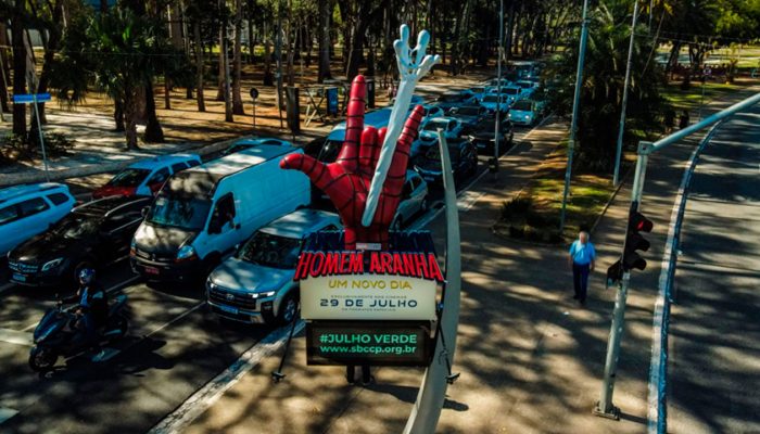 Sony-Pictures-leva-universo-do-Homem-Aranha-para-relogio-de-rua-cenografico-em-Sao-Paulo.jpg