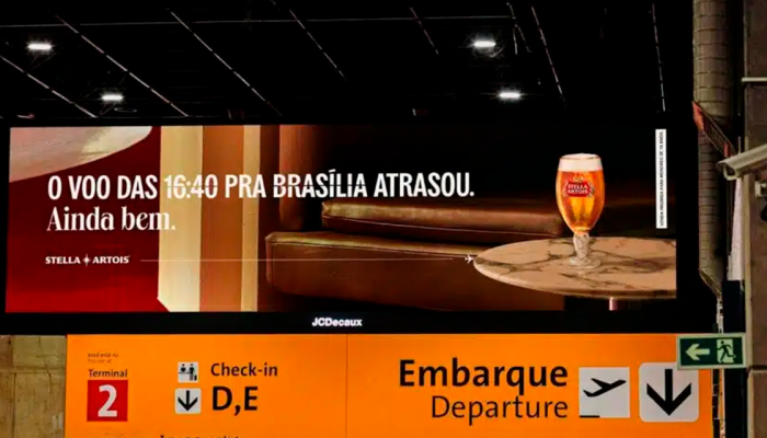 Stella-Artois-transforma-atrasos-de-voo-em-brindes-com-cerveja-em-campanha-de-midia-programatica.png