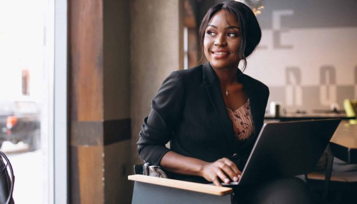 african-american-business-woman-working-on-a-computer-in-a-bar-scaled-1_p38463_thumb_resized.jpg