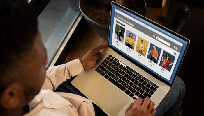 homem-fazendo-compras-com-laptop.jpg