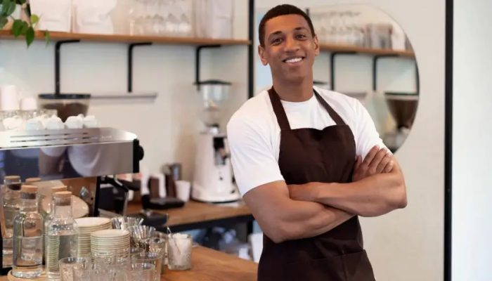 medium-shot-smiley-man-with-apron-1-scaled_p42684_thumb_resized.jpg