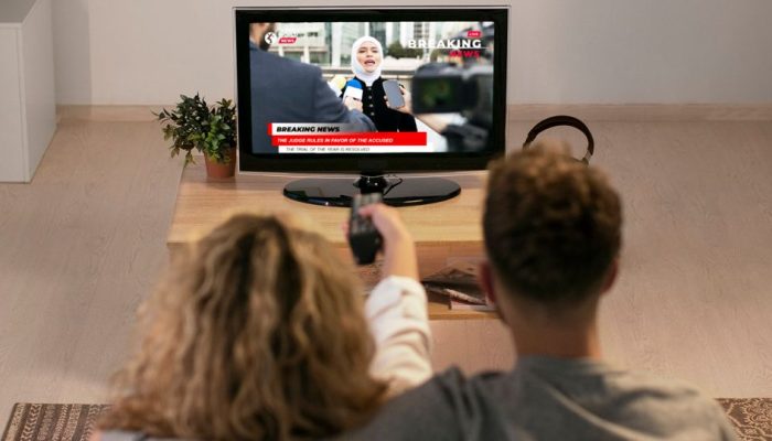pessoas-de-alto-angulo-assistindo-noticias-na-tv_cortada-1.jpg