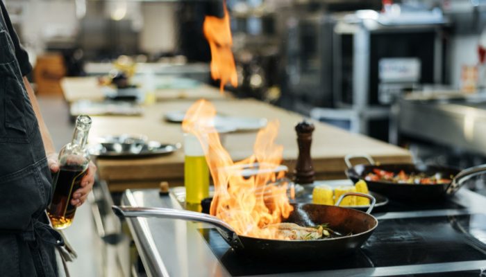 side-view-chef-flambeing-dish-kitchen-scaled_p39098_thumb_resized.jpg