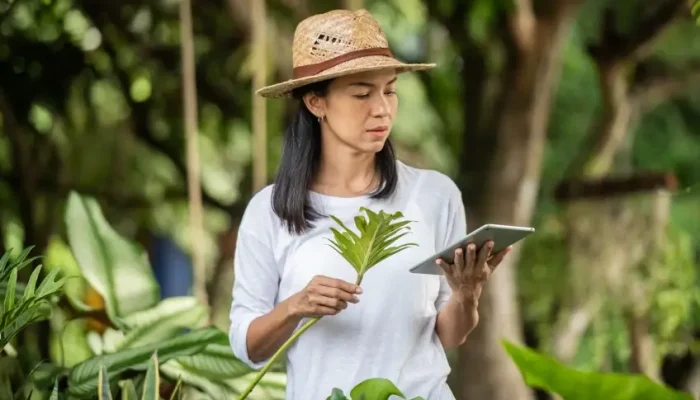 tecnologia-moderna-em-jardinagem-jovem-mulher-com-tablet-digital-trabalhando-em-um-centro-de-jardim.webp