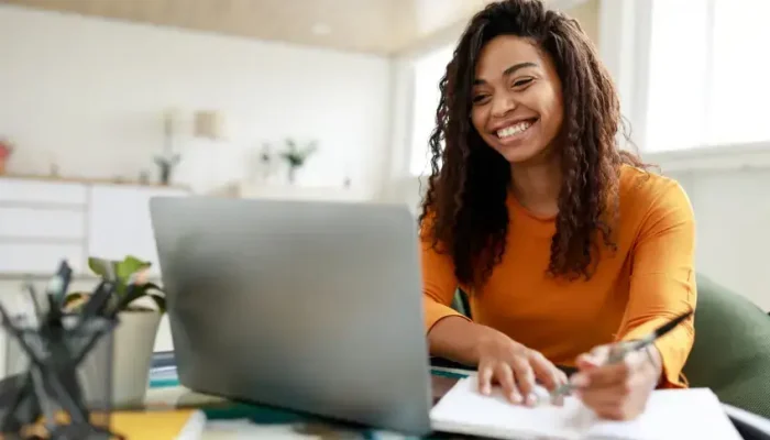 woman-sitting-at-desk-using-computer-and-writing-2022-12-16-08-06-31-utc-scaled_p41900_thumb_resized.webp